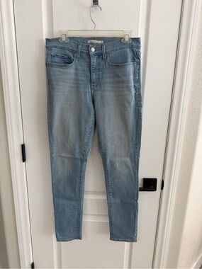 Light Wash Women’s Levi size 30 jeans